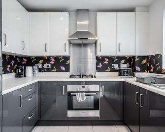 Pool Table - Coop Live Arena, Etihad & City stay - Mánchester - Cocina