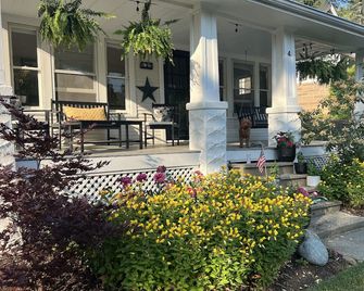 Chagrin Falls Rental - 5 Min Walk To Town. 3 Bedrooms & 1 Bath. - Chagrin Falls - Patio