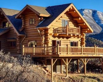 Mountain Retreat with Deck Ski, Soak, Golf and Hike! - Glenwood Springs - Building