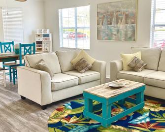 Gated No Stairs, No Carpet 1 Min Walk to Lakefront Pool & Pickleball - Sarasota - Living room