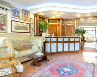 Hotel Ristorante da Carlos - Lucca - Front desk