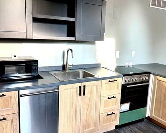 Modern Suite in Downtown Afton, 5min to skiing, hiking, riverboating & more! - Afton - Cocina