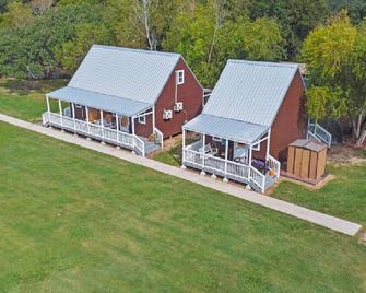 Cozy 2-bedroom cabin in lovely Alvin with WiFi, AC - Alvin - Budova