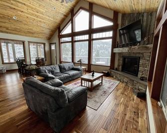 Montana Vacation Destination. Explore the outdoors-Glacier & Yellowstone Parks! - Clinton - Sala de estar