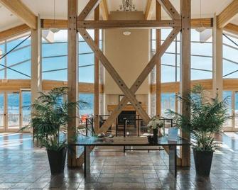 Copper Sky | 1 Bed with Hot Tub, Gym & Sauna - Kelowna - Lobby
