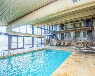 New King Suite Getaway: Fireplace & Jacuzzi - Townsend - Bazén