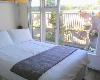 Accommodation for a couple, just a short walk from the beaches and harbour. - Bridport - Bedroom