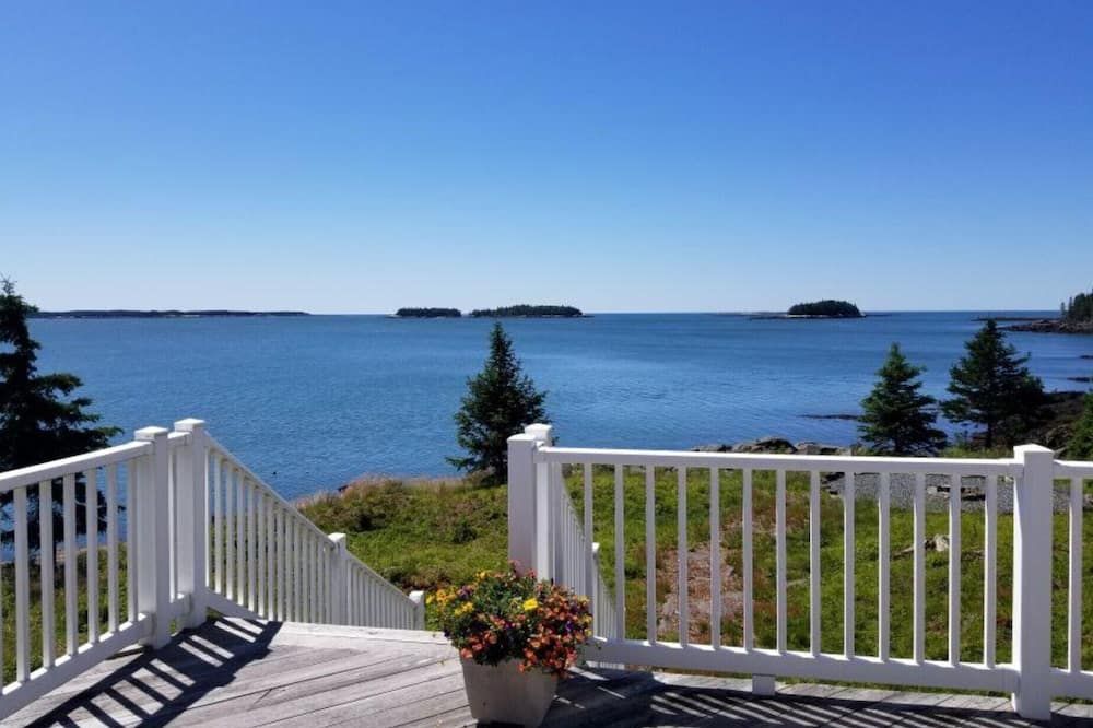 Oceanfront Cottage Perfect for Summer Coastal Adventures