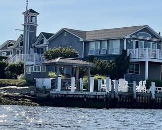 Stylish Renovated One Bedroom in the heart of montauk - Montauk - Building
