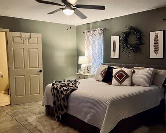 The Cozy Nest | entire home + private backyard - Texarkana - Bedroom