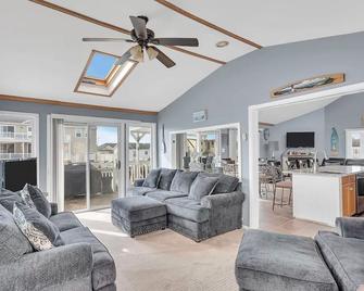 Lagoon-front home just minutes from the beach! - Manahawkin - Living room