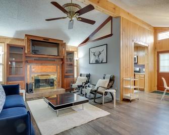 Round Rock Home with Large Yard 20 Mi to Austin! - Round Rock - Living room