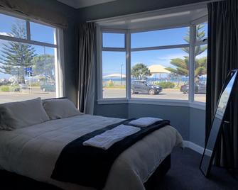 Marine parade Beach Front with Ocean View - Napier - Bedroom