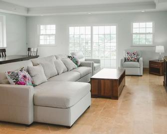 Spacious 3 Bedroom / 2 Bath / Sleeps 8 - Honolulu - Wohnzimmer