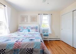 Steps From The Beach With Water Views! - Fairfield - Bedroom
