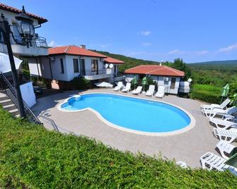 Villa Aspen Guest House - Primorsko - Basen