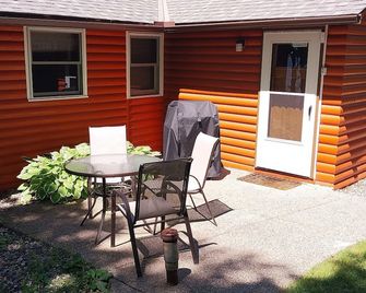 Vintage log cabin with fantastic views of Bowstring Lake - Deer River - Patio