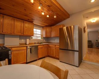 House on the Babbling Brook- Quiet 2BR + King Bed! - Highland Falls - Küche