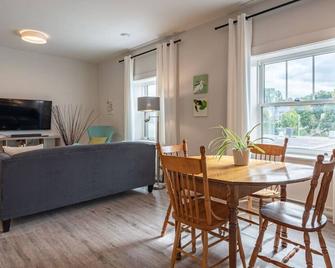 Suite 301 - 470 Main - Wolfville - Dining room