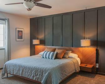 The MikkonINN - Modern 3 bed home by The Lights - West Fargo - Bedroom