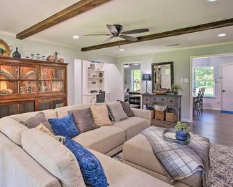 Quaint McKinney Getaway with Game Room and Grill! - McKinney - Sala de estar