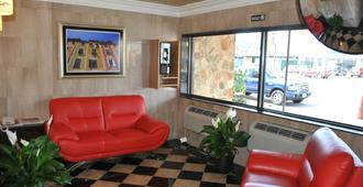 Surfside Motel - Queens - Front desk