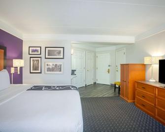 La Quinta Inn & Suites by Wyndham St. Louis Westport - Maryland Heights - Schlafzimmer