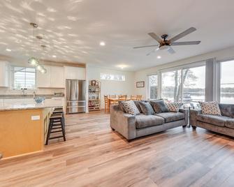 Lakefront Burlington Vacation Rental: Dock + Beach - Burlington - Living room