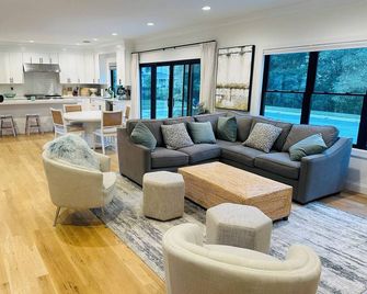Modern 4Bedroom Farmhouse w/ Heated Saltwater Pool in Mattituck close to beaches - Mattituck - Living room
