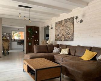 \'Mas\' 18 people with its 3 gîtes 10 mins from Uzès, salt pool, quiet - Saint-Siffret - Sala de estar
