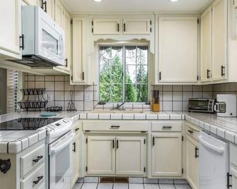 Ridgecrest Rendezvous Home with Deck - Groveland - Kuchnia