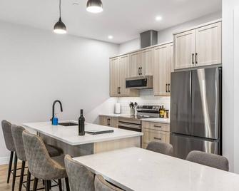 3-bedroom Daily Monthly Rates Available Unit 5 - Parksville - Kuchyň