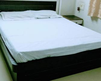 Vraj House only for Male, Female and Married Couple - Surat - Bedroom