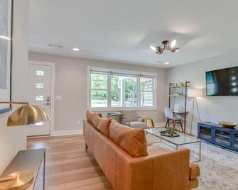 Spacious 3 Bedroom Historic Franklin Quadplex - Franklin - Living room