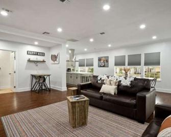 Experience Serenity in a 4BR3BA Downtown Home - San Antonio - Vardagsrum