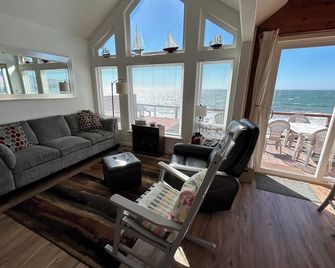 Ocean Front Cabin 10 With Jacuzzi & Breathtaking Views - The Ocean Mariner - Just Steps To The Beach (Private Beach Owned By White Rock Resort) - Smith River - Living room