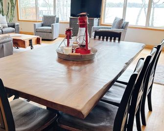 Lac du Lakehouse - Spacious 3bdrm, 2bath Waterfront home on Wpg River in LDB - Lac Du Bonnet - Dining room