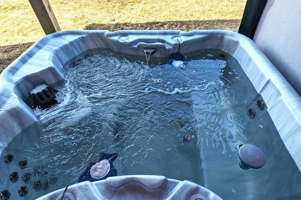 5BR Lakefront Getaway with hot tub - Cadillac