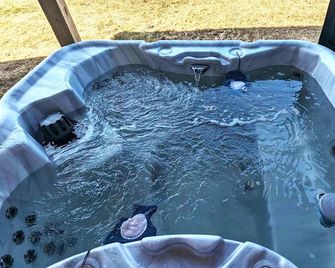 5BR Lakefront Getaway with hot tub - Cadillac