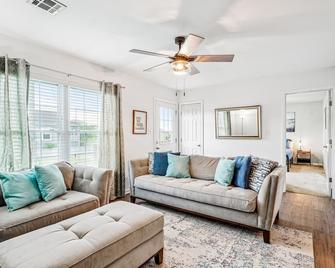 Snowbird-friendly home with central AC & washer/dryer - walk to dining - Nova Orleans - Sala