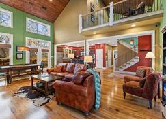 Luxurious Lakefront Custom Home - 4 Secluded Acres - Wfh/Hotdesk Friendly - Glasgow - Living room