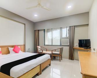 Capital O 45621 Tuliipstays Hotel Ashok Bhiwandi - Bhiwandi - Bedroom