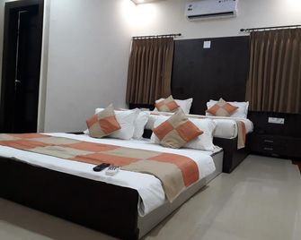 Hotel Nilay - Dwārka - Schlafzimmer