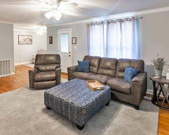 Countryside Retreat - Soddy Daisy - Living room