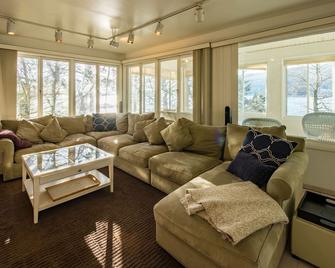 Lakefront - HotTub, Gameroom, Bar, White Sand Beach, Views, and 15 acres - Greenwood Lake - Living room