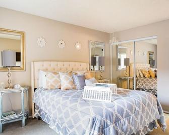 Glamorous Regal Design Home with Private Patio and Garage - Laguna Hills - Bedroom