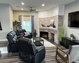 Beautifully renovated home on Bayou Blue! - Houma - Living room