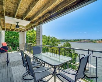 Lakefront Condo in Osage Beach Balcony and Views! - Osage Beach - Balcony
