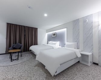 Buan Raum Drive-In Hotel - Buan - Habitación