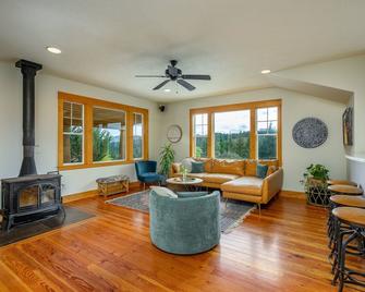Rancho Relax Inn - Carlton - Living room